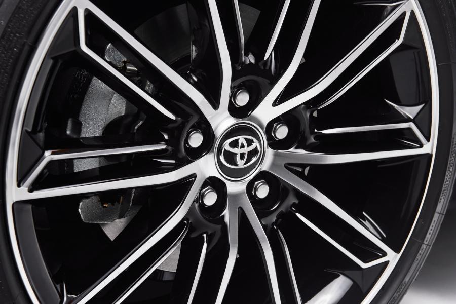 Колеса Toyota Avalon Touring 2018 года  (фото 11 из 41)